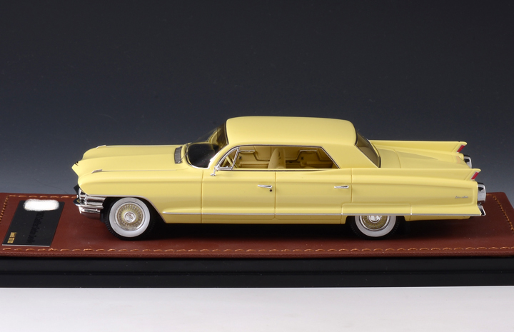 1/43 Cadillac Sedan de Ville 4 Windows 1962 Yellow