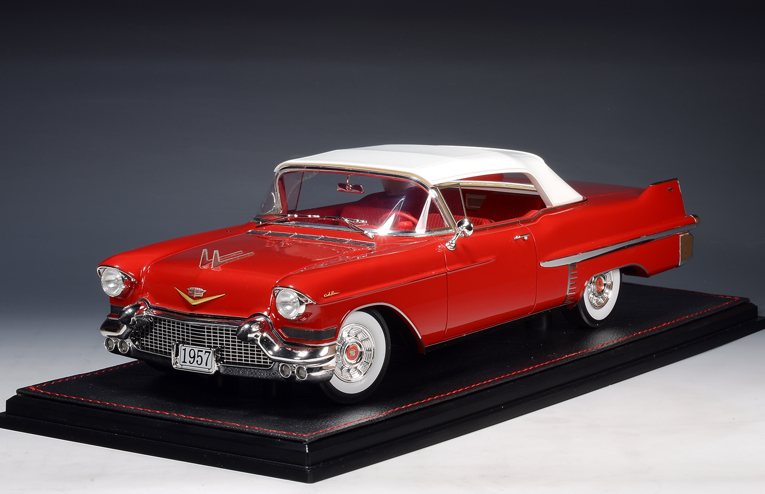 1/18 STM1957302 1957 Cadillac Series 62 Convertible Closed roof Dakotah Red